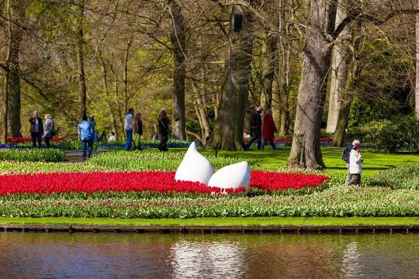 Keukenhof; Hollanda - Nisan 2016: Keukenh ziyaretçi