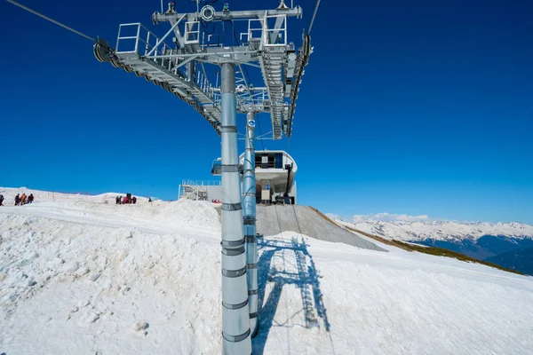 Sochi, Oroszország - május 05, 2017: Ski lift Rosa Khutor alpesi Res — Stock Fotó
