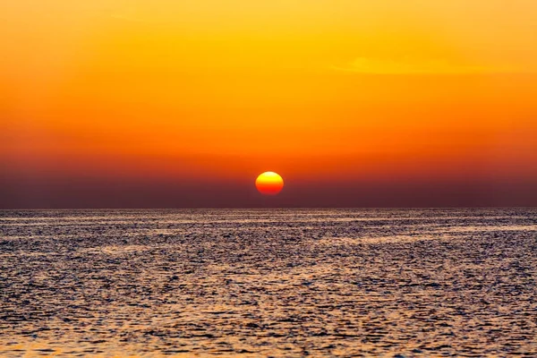 Krásný západ slunce nad mořem. západu slunce obloha pozadí — Stock fotografie