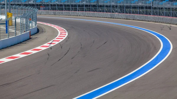 Circuito automobilistico. Strada asfaltata girevole con linee di marcatura — Foto Stock