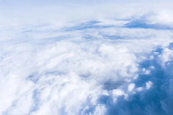 Wolken. Blick auf Wolken und Himmel aus dem Flugzeugfenster — Stockfoto