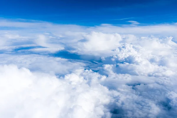 Nuages. Vue des nuages et du ciel depuis la fenêtre de l'avion — Photo