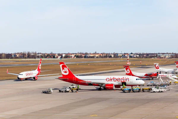 БЕРЛИН, ГЕРМАНИЯ - 02 МАРТА 2015: Air Berlin Airbus прибывает в Берлин — стоковое фото