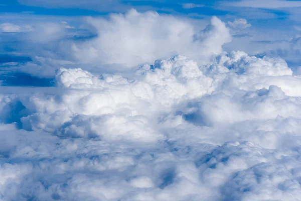 Nuages. Vue des nuages et du ciel depuis la fenêtre de l'avion — Photo