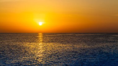 günbatımı okyanus. Günbatımı güzel gökyüzü ile sahilde. Drama