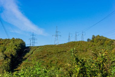 Elektrik direkleri. Elektrik yazısı. Mavi sk ile elektrik pilon