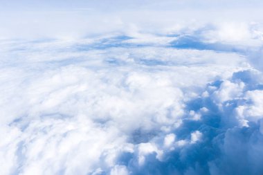 Kabarık beyaz bulutlar yukarıdan. bulutlar ve gökyüzü