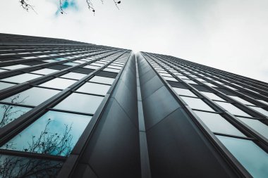 gökdelenler görüş açısı düşük. Cam yüzey