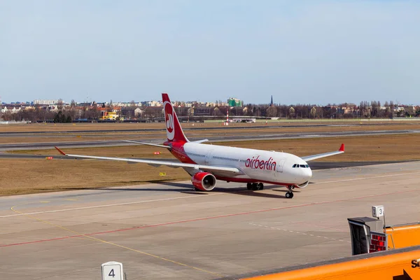 Berlin, Tyskland - 02 mars 2015: Air Berlin Airbus anländer till t — Stockfoto