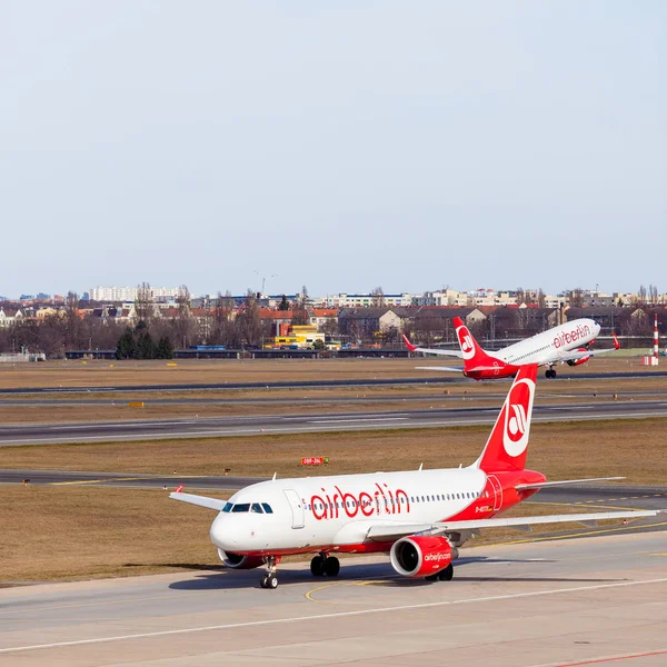 Berlin, Tyskland - 02 mars 2015: Air Berlin Airbus anländer till t — Stockfoto