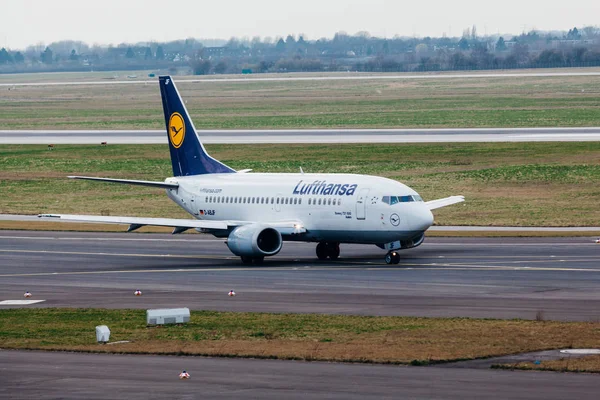 Tyskland, Dusseldorf - 12 mars 2011: flygplan linje Lufthansa Ai — Stockfoto