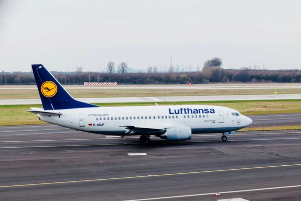 GERMANY, DUSSELDORF - 12 MARCH, 2011: Aircraft line Lufthansa Ai — Stock Photo, Image