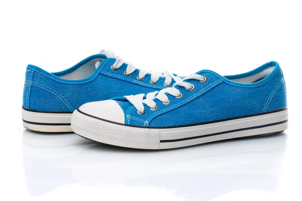 Blauwe sneakers geïsoleerd op witte achtergrond — Stockfoto