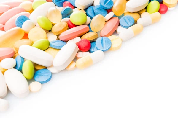 Χάπια σύνορα πάνω από λευκό. πολύχρωμα χάπια που απομονώνονται σε λευκό — Φωτογραφία Αρχείου