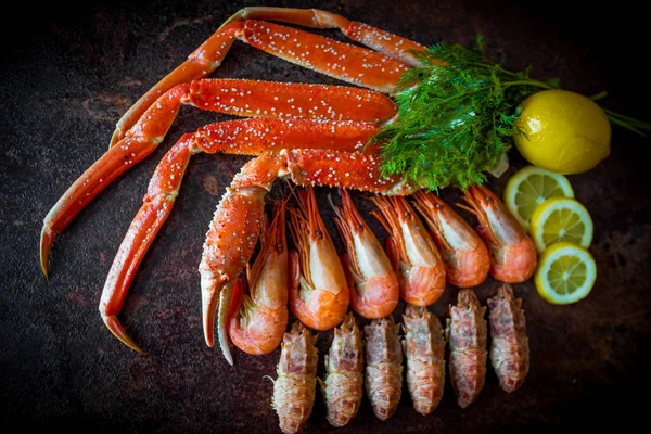 Fruits de mer. Jambes de crabe. pattes de crabe au citron frais — Photo