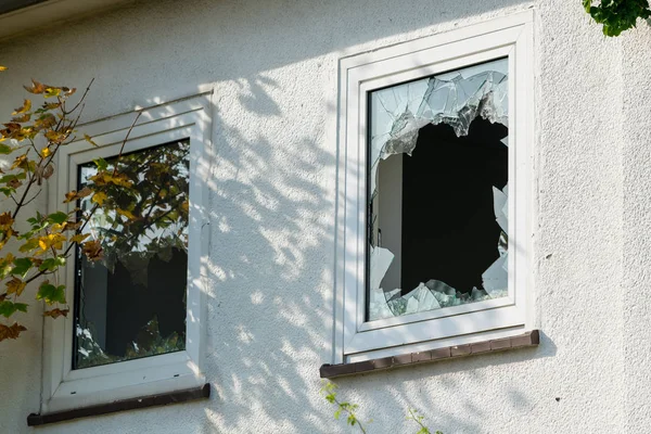 Gebroken glas venster buiten — Stockfoto