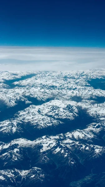 Krajina hory. pohled z okna letadla — Stock fotografie