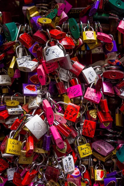 VERONA, ITALIA - 02 DE JUNIO DE 2014: Cerraduras fijadas a la pared de J — Foto de Stock