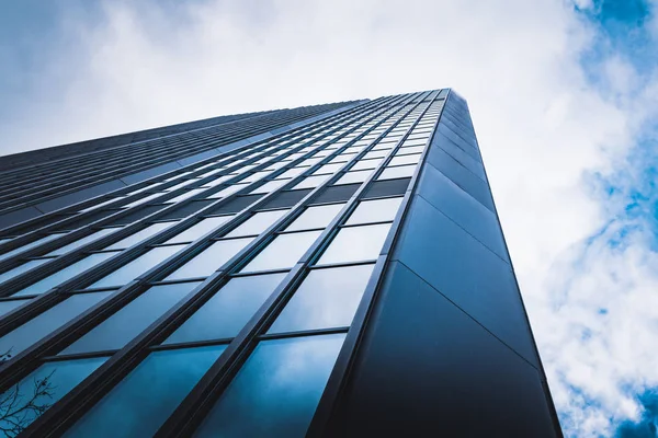 ガラス張りのモダンな高層ビルの眺め。近代的なオフィスビル — ストック写真