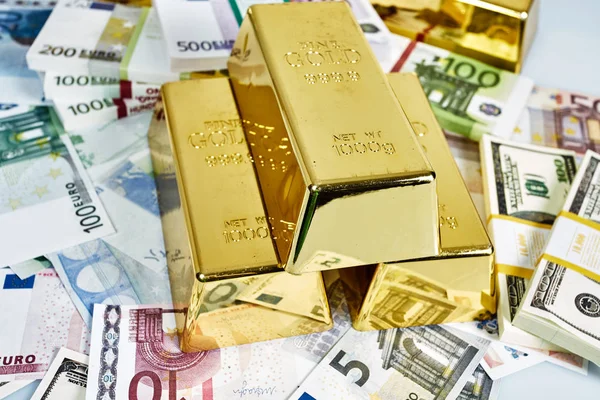 Inversión en oro.Dinero y Oro. lingotes de oro. Conc financiero —  Fotos de Stock