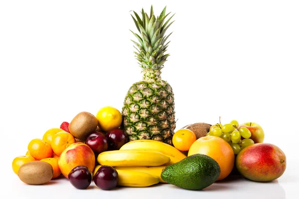 Frutas tropicais. frutas isoladas em branco. Frutas maduras — Fotografia de Stock