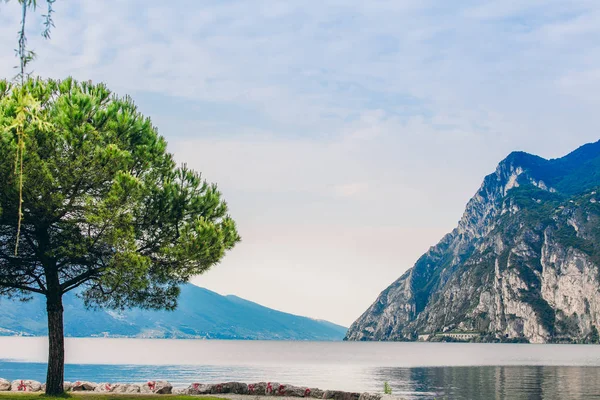 Vue sur le magnifique lac de Garde .Riva del Garda — Photo