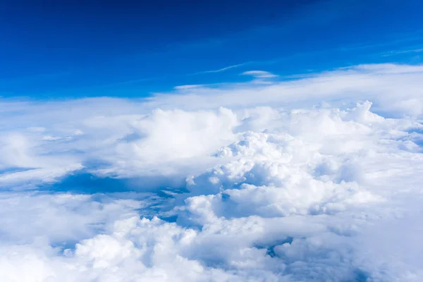 雲。雲と飛行機の窓から空のビュー — ストック写真