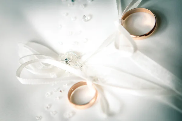 Two golden wedding rings. wedding background concept — Stock Photo, Image