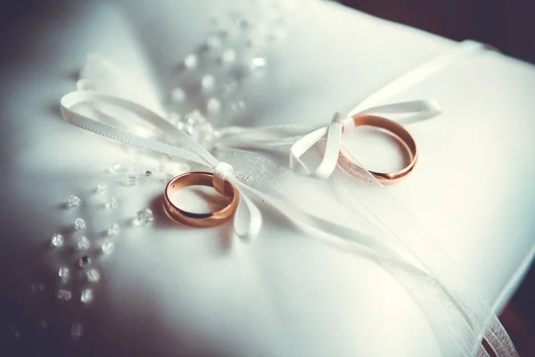 Dva zlaté snubní prsteny. Svatební pozadí koncepce — Stock fotografie