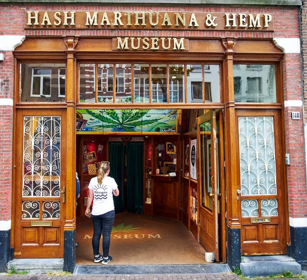 Amsterdam, Holandia - 05 września 2017: Hash marihuana & on — Zdjęcie stockowe