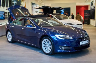 Düsseldorf, Almanya - 09 Eylül 2017: Elektrikli otomobil Tesla ben