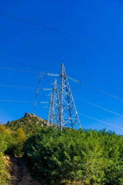 Elektrik direkleri. Elektrik yazısı. Mavi sk ile elektrik pilon