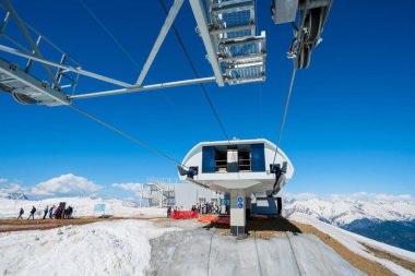 Soçi, Rusya - 05 Mayıs 2017: Kayak Merkezi Krasnaya Polyana içinde. Sn