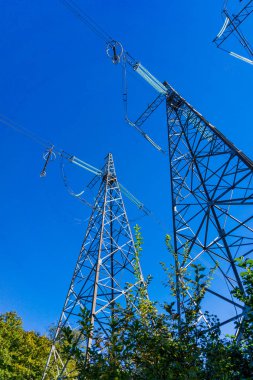 Yüksek gerilim sonrası. Yüksek güçte elektrik direkleri