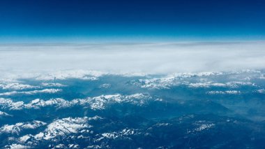 Güzel hava manzaralı. uçak görünümünden dağ