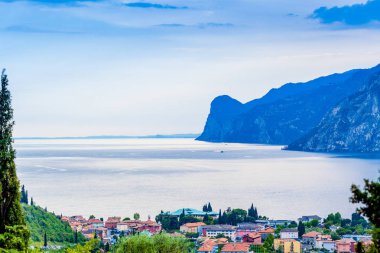 Güzel Garda Gölü manzarası. Bir Riva del Garda