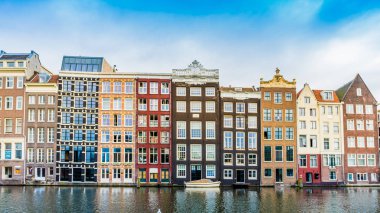 Amsterdam, Hollanda'nın kanal evleri. Geleneksel eski bina