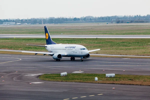 GERMANY, DUSSELDORF - 12 MARCH, 2011: Aircraft line Lufthansa Ai — Stock Photo, Image