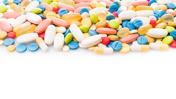 Χάπια σύνορα πάνω από λευκό. πολύχρωμα χάπια που απομονώνονται σε λευκό — Φωτογραφία Αρχείου
