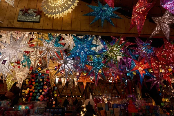 Étoiles de Noël colorées à un marché de Noël — Photo