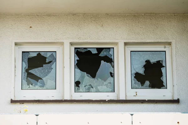 壊れた窓。割れた窓 — ストック写真