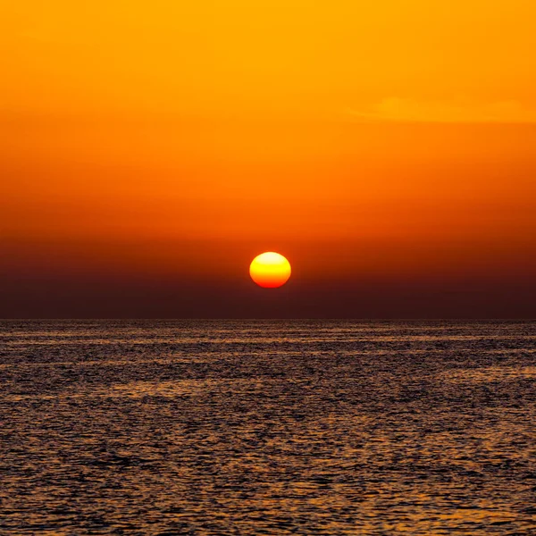 海に沈む夕日。美しい空とビーチの夕日。ドラマ — ストック写真