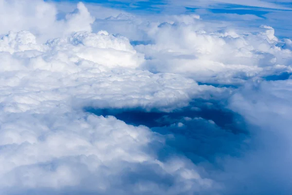 Λευκό χνουδάτος σύννεφα από πάνω. νεφών και του ουρανού — Φωτογραφία Αρχείου