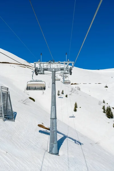 Standseilbahn im Skigebiet im Winter — Stockfoto