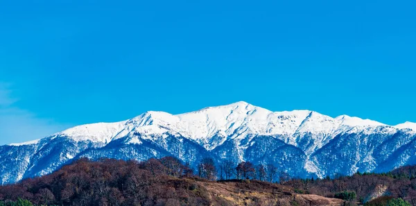 Montagnes du Caucase. Montagnes avec neige en hiver — Photo