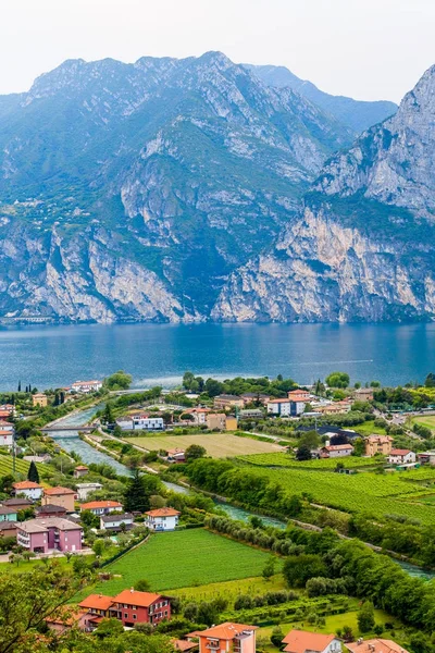 Вид на красивое озеро Гарда .Riva del Garda — стоковое фото