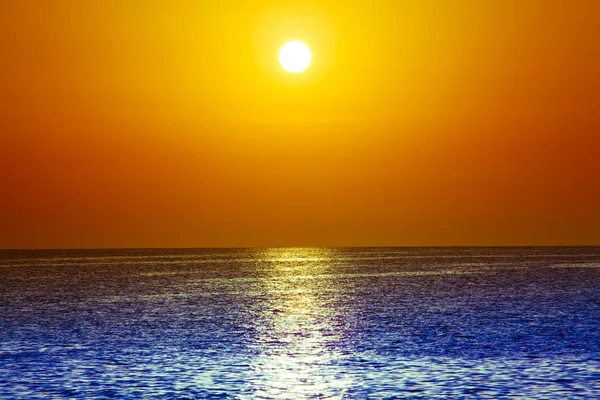 Belo pôr-do-sol acima do mar. pôr do sol céu fundo — Fotografia de Stock