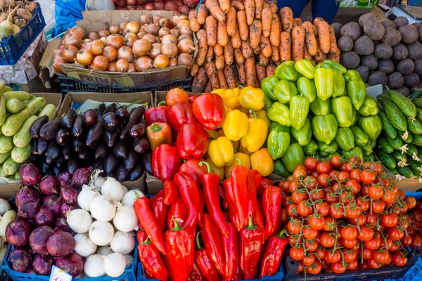 Különböző színes nyers zöldségeket. zöldség élelmiszer piacon — Stock Fotó