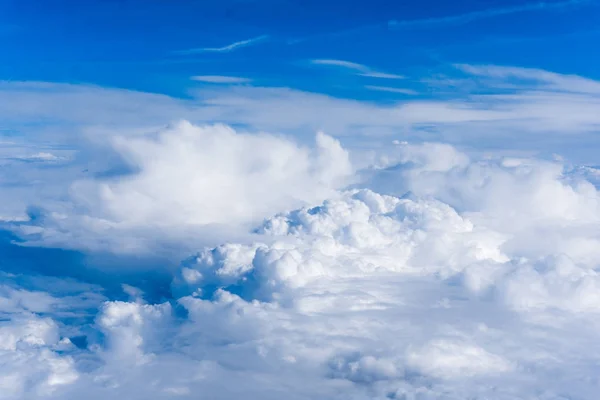 Wolken. Weergave van wolken en lucht vanuit vliegtuig venster — Stockfoto