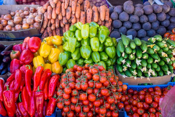 Varie verdure crude colorate. ortaggi sul mercato alimentare — Foto Stock